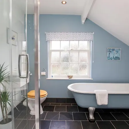 Hot Tub - Pool Table,