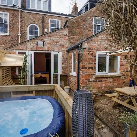 Hot Tub - Pool Table, * York